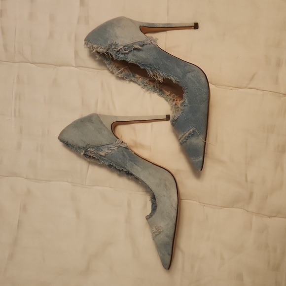 NWOT! Stylish Blue Denim Distressed Heels Size 9 - Picture 1 of 2